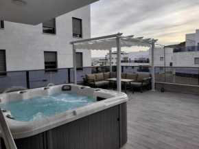 5 Diamonds Mini Penthouse & Jacuzzi